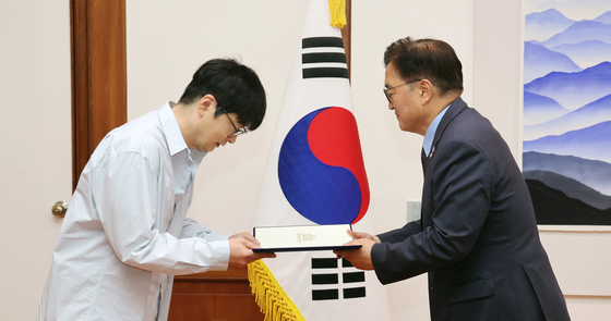 대통령 임명식 맡은 탁현민 "김흥국에게 '임을 위한 행진곡' 부탁해야 하나"