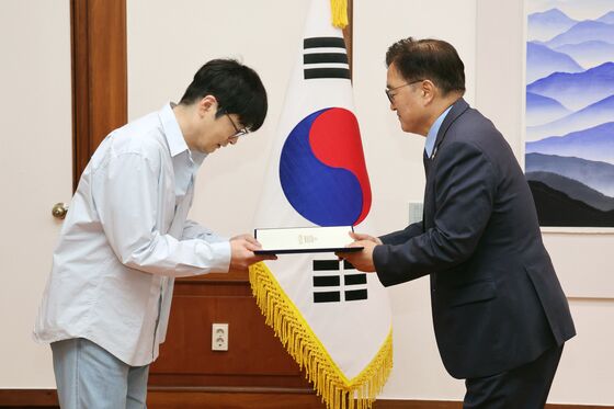 대통령 임명식 맡은 탁현민 "김흥국에게 '임을 위한 행진곡' 부탁해야 하나…"