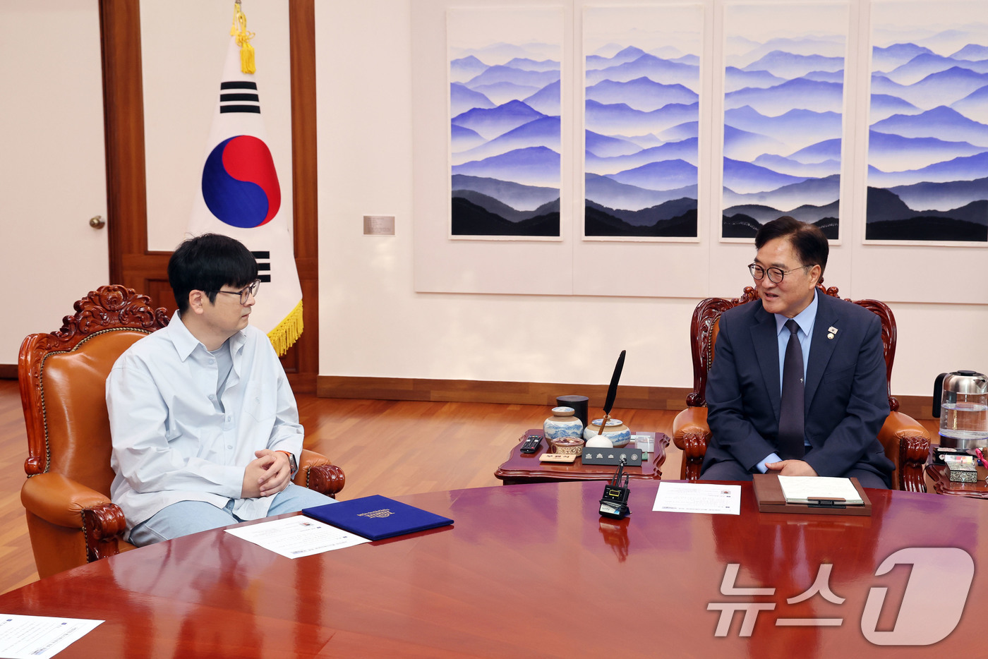 (서울=뉴스1) = 우원식 국회의장이 12일 서울 여의도 국회에서 탁현민 전 청와대 의전비서관을 국회의장 행사기획자문관으로 위촉, 환담하고 있다. (국회의장실 제공. 재판매 및 D …