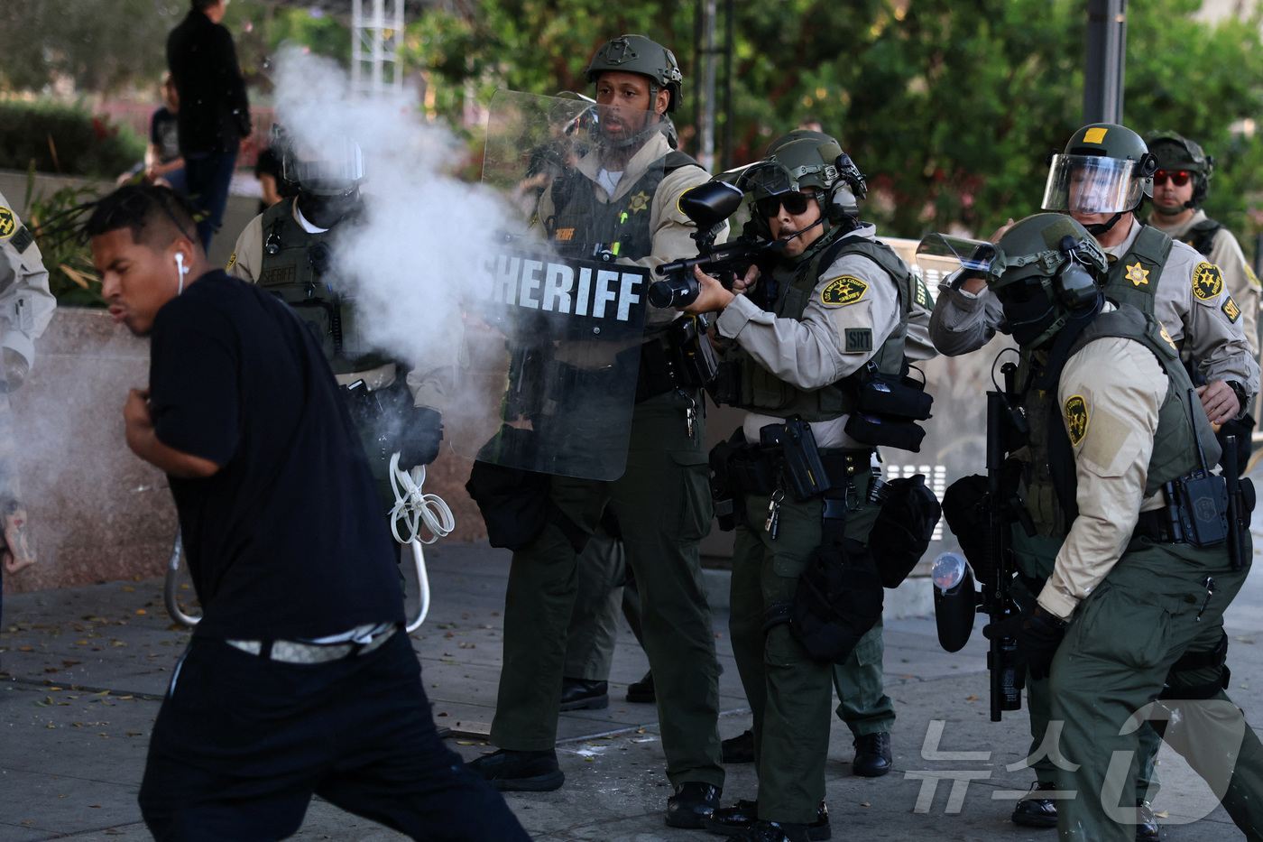 (로스앤젤레스 로이터=뉴스1) 김예슬 기자 = 11일(현지시간) 미국 캘리포니아주(州) 로스앤젤레스(LA)에서 연방 이민 단속에 반대하는 시위가 벌어진 가운데 한 법 집행관이 시위 …