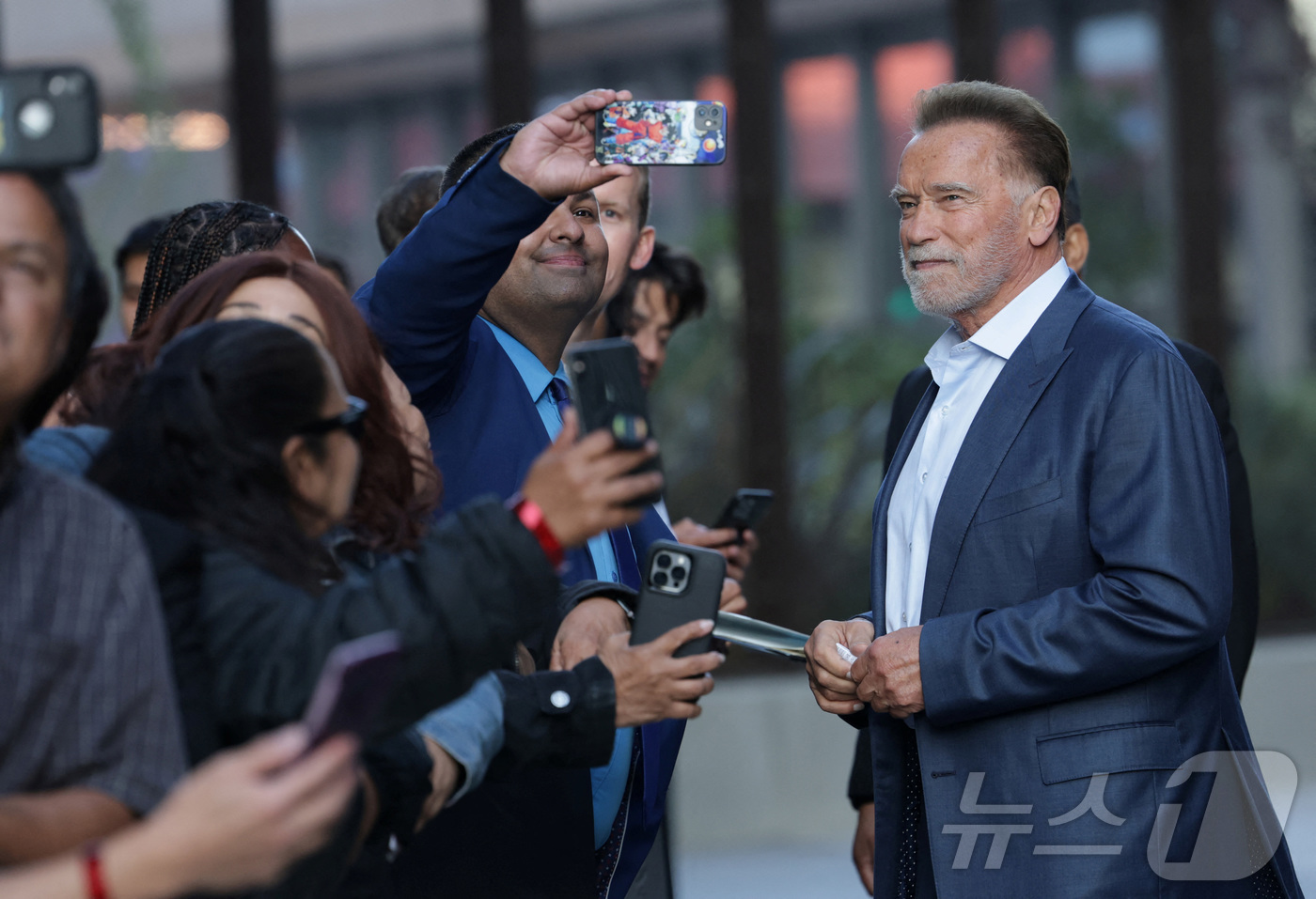 (LA 로이터=뉴스1) 신기림 기자 = 아놀드 슈왈제네거가 2025년 6월 11일 미국 캘리포니아주 로스앤젤레스에서 열린 넷플릭스 시리즈 '퓨바' 시즌 2 시사회에서 팬과 포즈를 …