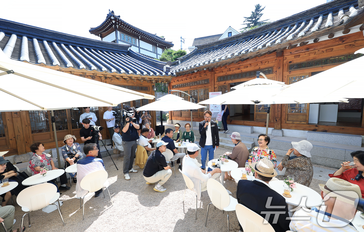 (서울=뉴스1) 박정호 기자 = 12일 오후 서울 종로구 창의문로 전통문화공간 무계원에서 열린 2025 어르신 솔로 프로젝트 1탄: 종로 굿라이프 챌린지에 참여한 65세 이상 싱글 …