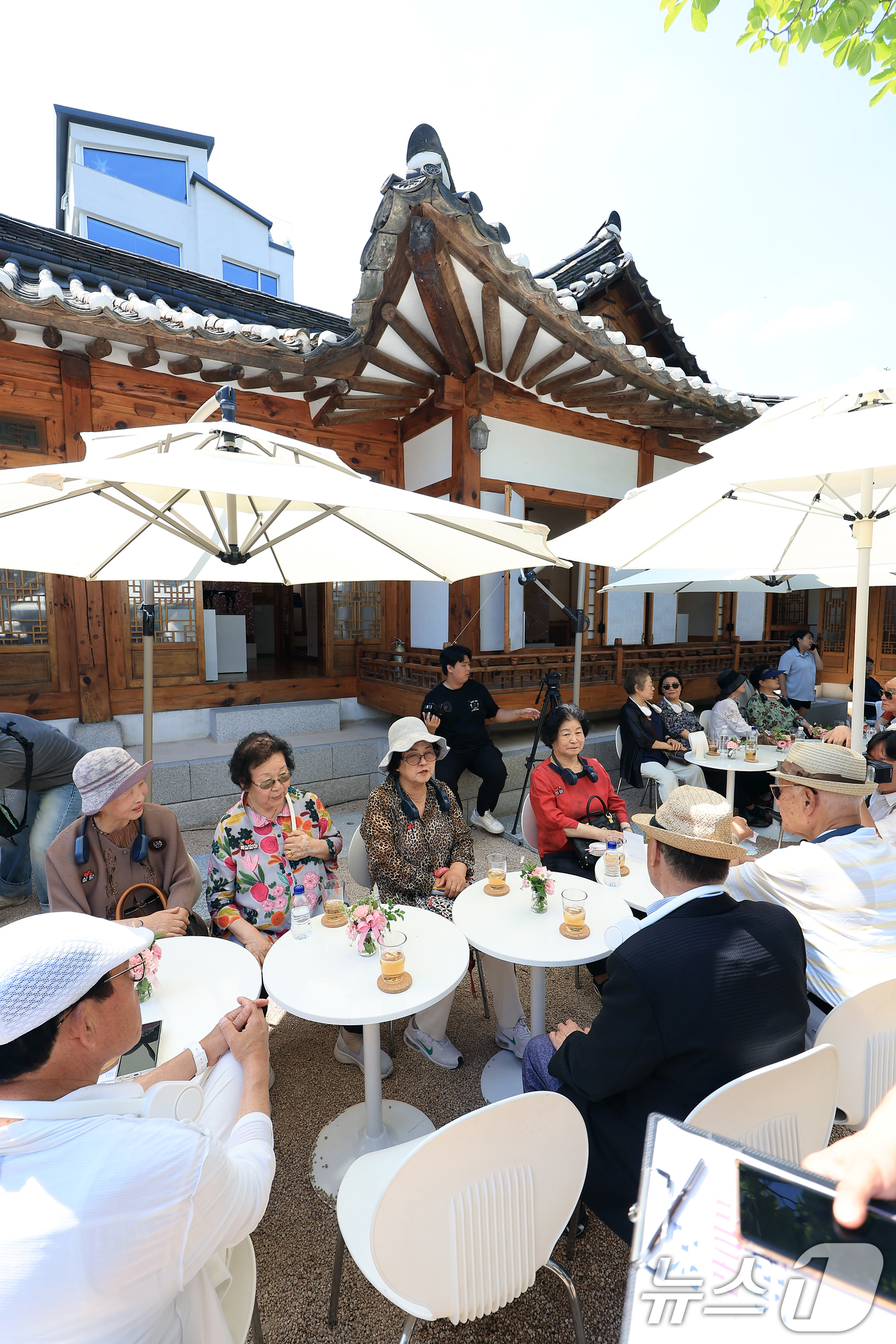 (서울=뉴스1) 박정호 기자 = 12일 오후 서울 종로구 창의문로 전통문화공간 무계원에서 열린 2025 어르신 솔로 프로젝트 1탄: 종로 굿라이프 챌린지에 참여한 65세 이상 싱글 …