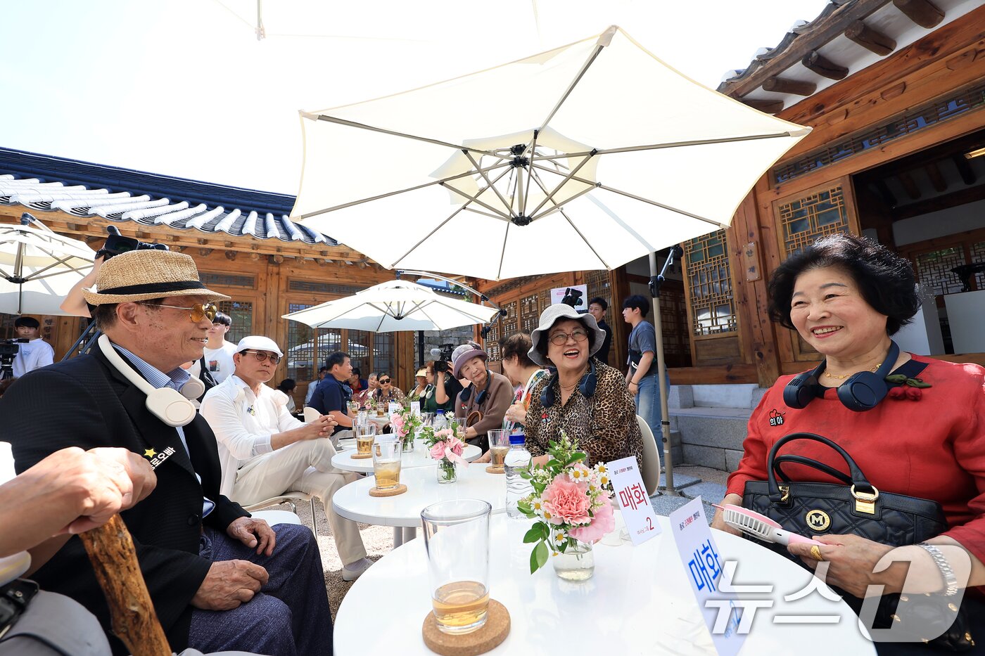 본문 이미지 - 12일 오후 서울 종로구 창의문로 전통문화공간 무계원에서 열린 2025 어르신 솔로 프로젝트 1탄: 종로 굿라이프 챌린지에 참여한 65세 이상 싱글 어르신들이 가볍게 자유대화를 나누고 있다.  2025.6.12/뉴스1 ⓒ News1 박정호 기자