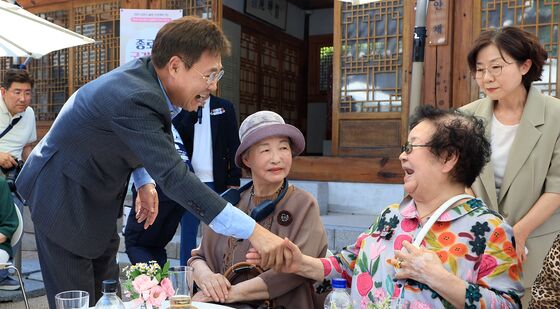 어르신들과 인사 나누는 정문헌 구청장