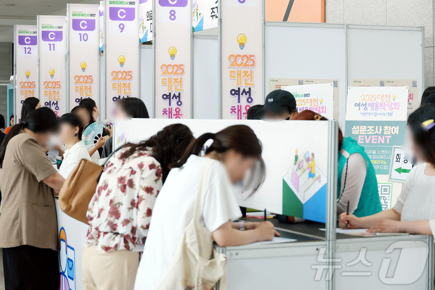 (대전=뉴스1) 이동원 기자 = 2025 대전 여성채용박람회가 12일 대전시청 2층 로비에서 성황리에 개최됐다.이번 박람회는 경력단절 여성, 미취업 여성 등에게 실질적인 취업기회를 …