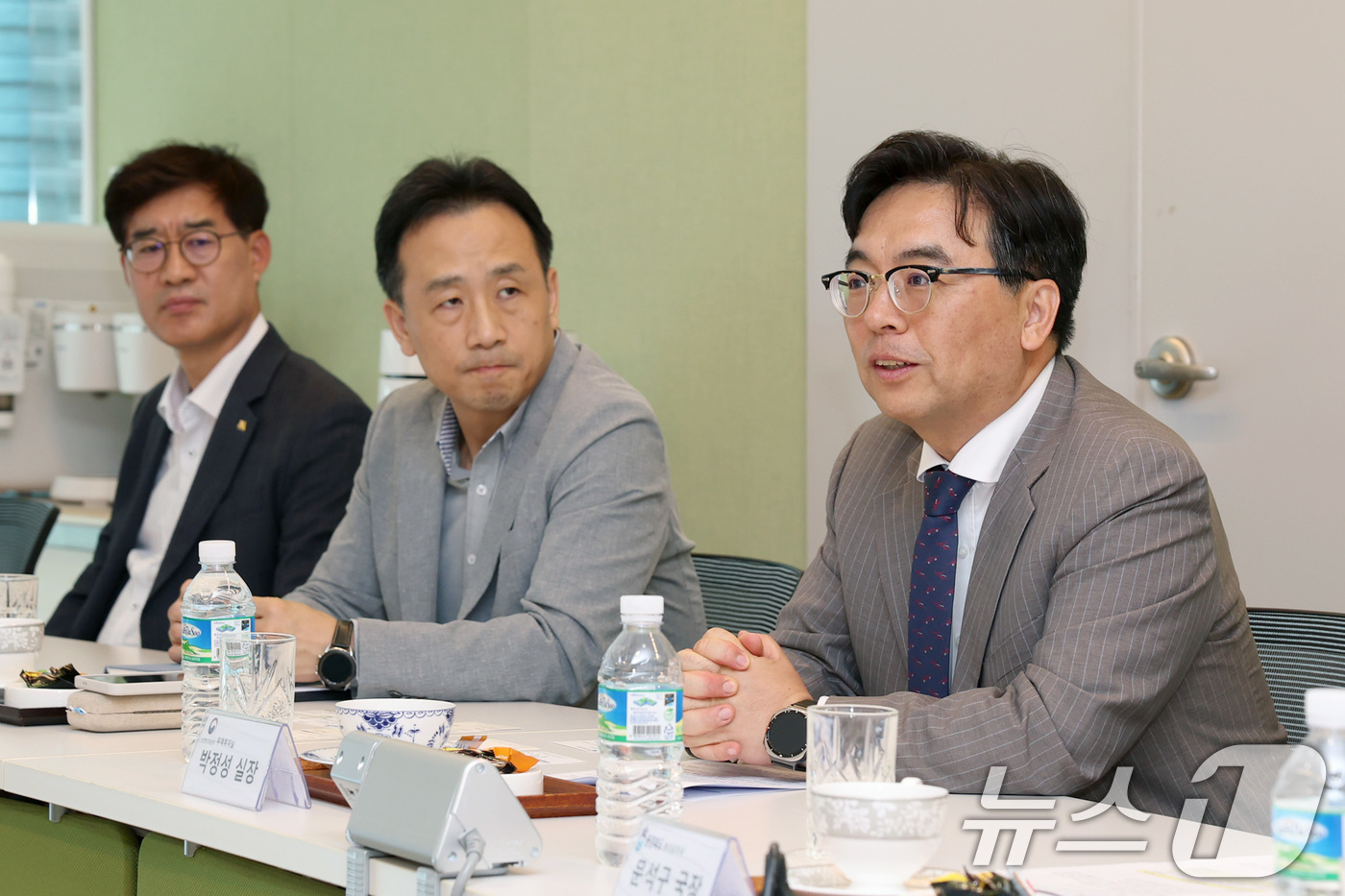 (서울=뉴스1) = 박정성 산업통상자원부 무역투자실장이 12일 충북 청주에 위치한 반도체 패키지 제조기업인 네페스 청주공장을 방문해 이창우 대표이사로부터 회사 운영현황 및 애로사항 …