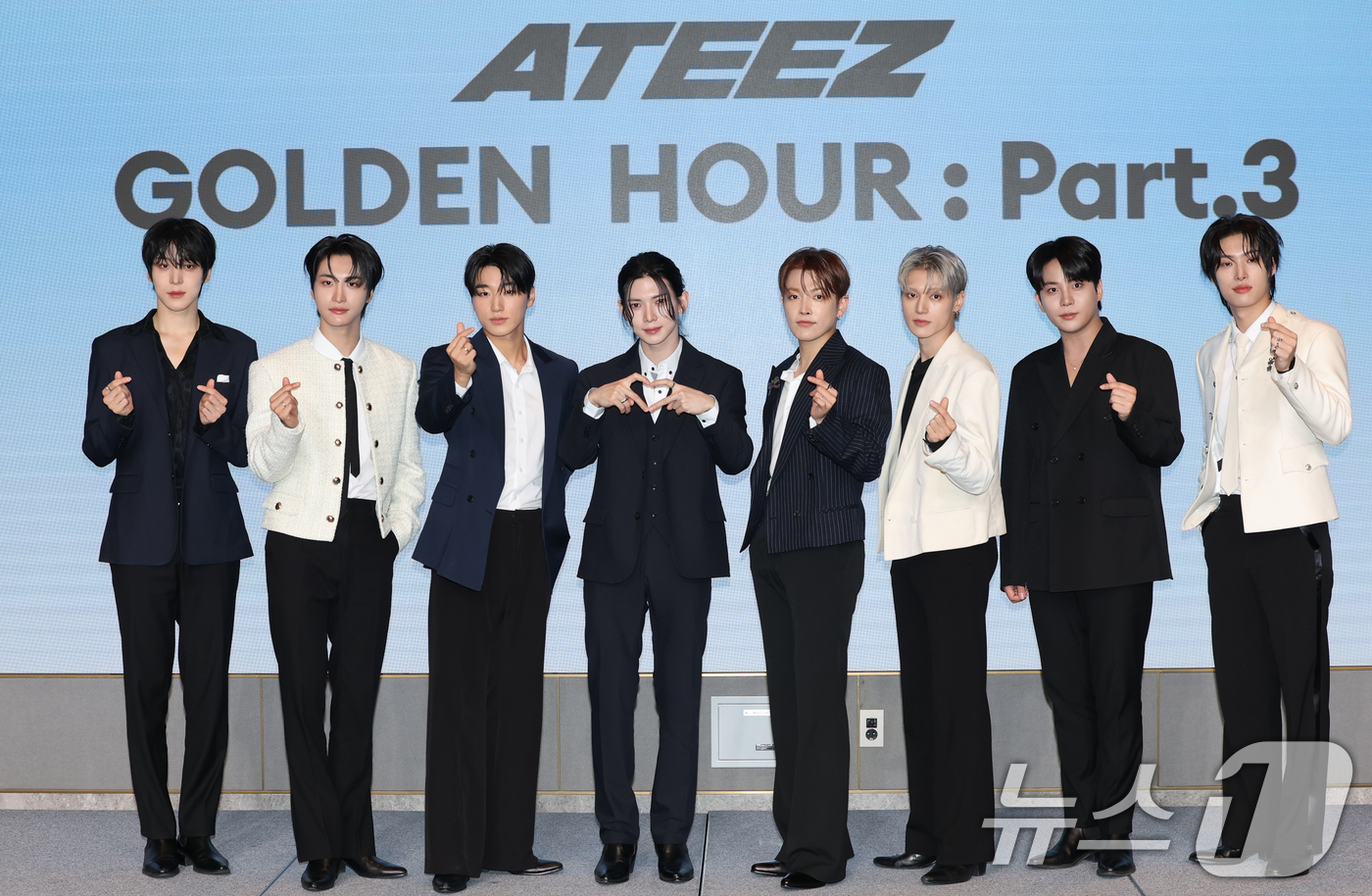 (서울=뉴스1) 권현진 기자 = 그룹 에이티즈(ATEEZ)의 윤호(왼쪽부터)와 성호, 산, 여상, 홍중, 우영, 종호, 민기가 12일 서울 마포구 호텔나루 서울 엠갤러리에서 가진 …