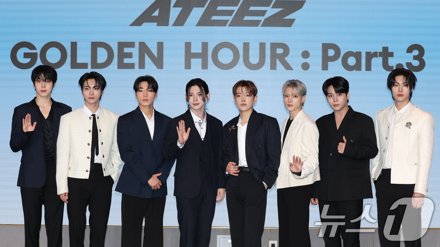 (서울=뉴스1) 권현진 기자 = 그룹 에이티즈(ATEEZ)의 윤호(왼쪽부터)와 성호, 산, 여상, 홍중, 우영, 종호, 민기가 12일 서울 마포구 호텔나루 서울 엠갤러리에서 가진 …