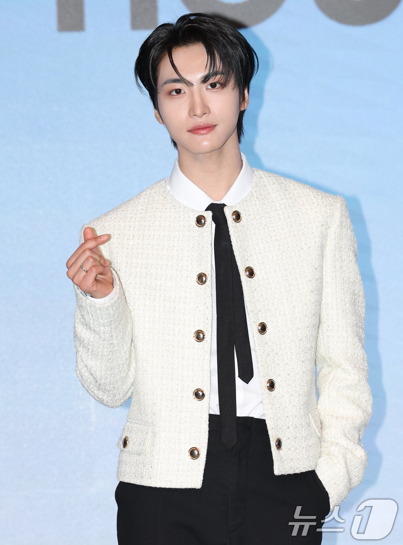 본문 이미지 - 그룹 에이티즈(ATEEZ)의 성화가 12일 서울 마포구 호텔나루 서울 엠갤러리에서 가진 미니 12집 '골든 아워 : 파트 3'(GOLDEN HOUR : Part.3) 발매 기자간담회에서 포즈를 취하고 있다. 2025.6.12/뉴스1 ⓒ News1 권현진 기자