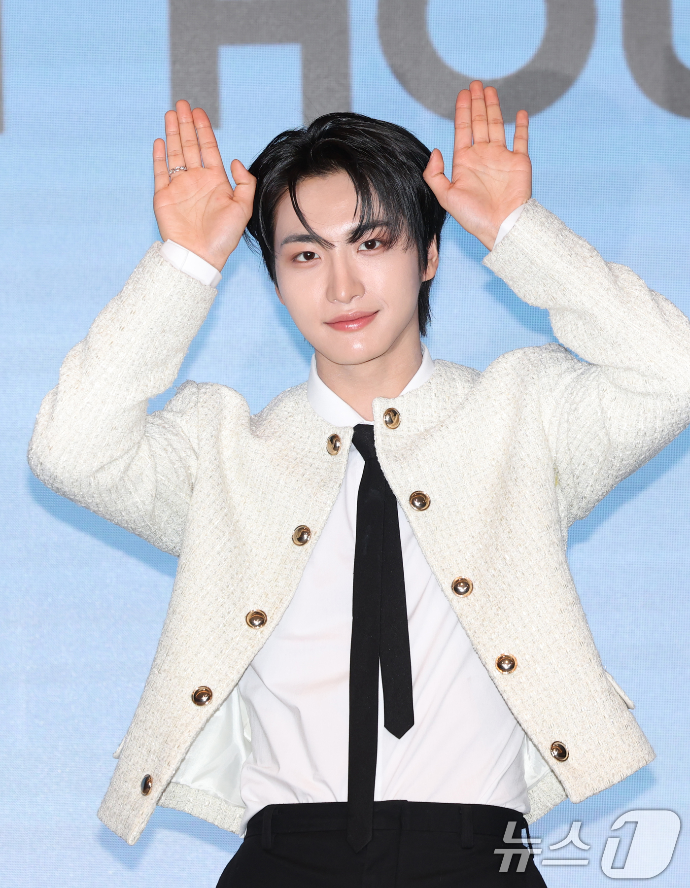 (서울=뉴스1) 권현진 기자 = 그룹 에이티즈(ATEEZ)의 성화가 12일 서울 마포구 호텔나루 서울 엠갤러리에서 가진 미니 12집 '골든 아워 : 파트 3'(GOLDEN HOUR …