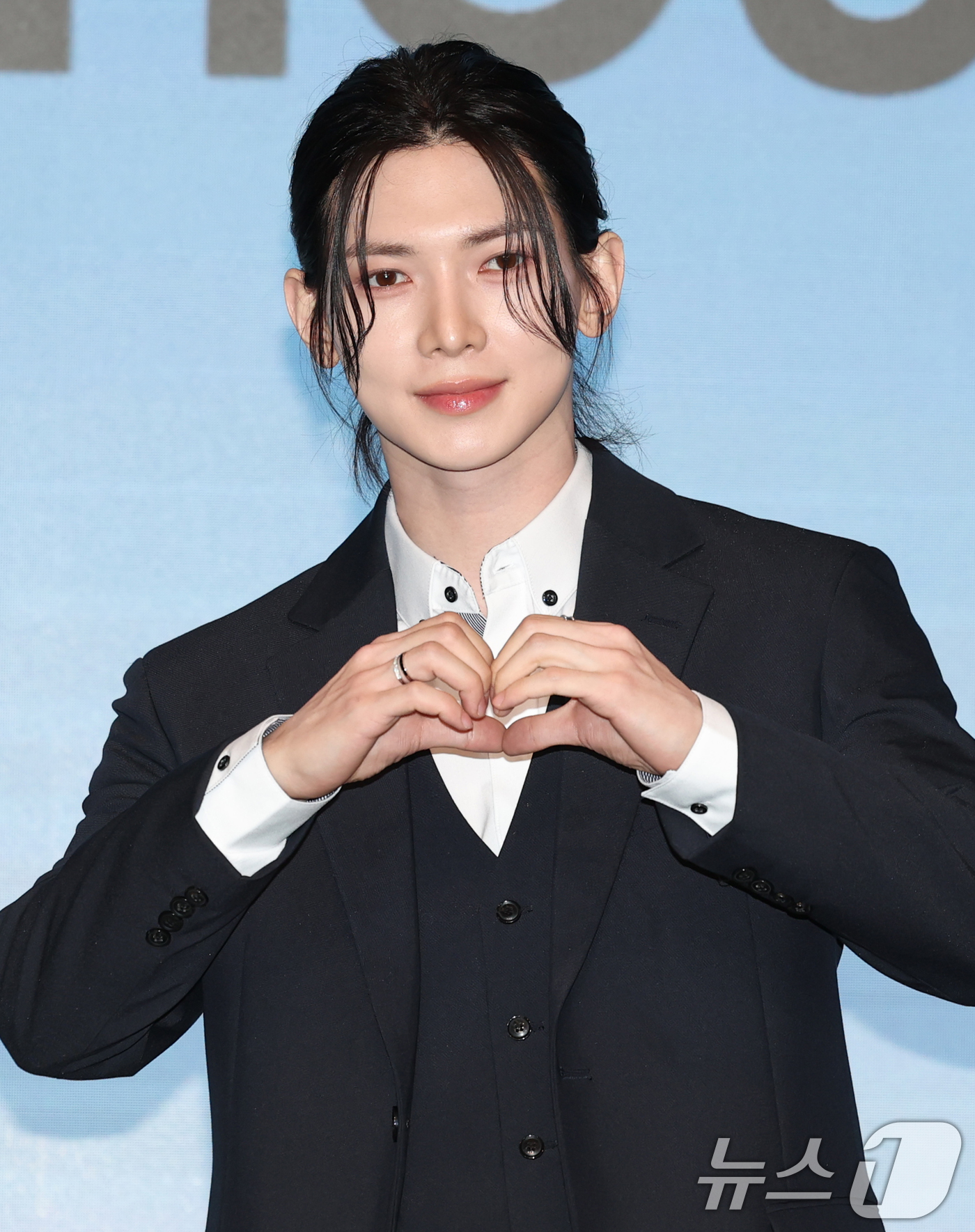 (서울=뉴스1) 권현진 기자 = 그룹 에이티즈(ATEEZ)의 여상이 12일 서울 마포구 호텔나루 서울 엠갤러리에서 가진 미니 12집 '골든 아워 : 파트 3'(GOLDEN HOUR …