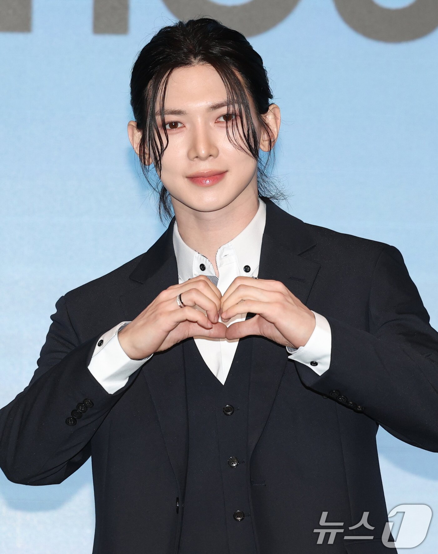 본문 이미지 - 그룹 에이티즈(ATEEZ)의 여상이 12일 서울 마포구 호텔나루 서울 엠갤러리에서 가진 미니 12집 '골든 아워 : 파트 3'(GOLDEN HOUR : Part.3) 발매 기자간담회에서 포즈를 취하고 있다. 2025.6.12/뉴스1 ⓒ News1 권현진 기자