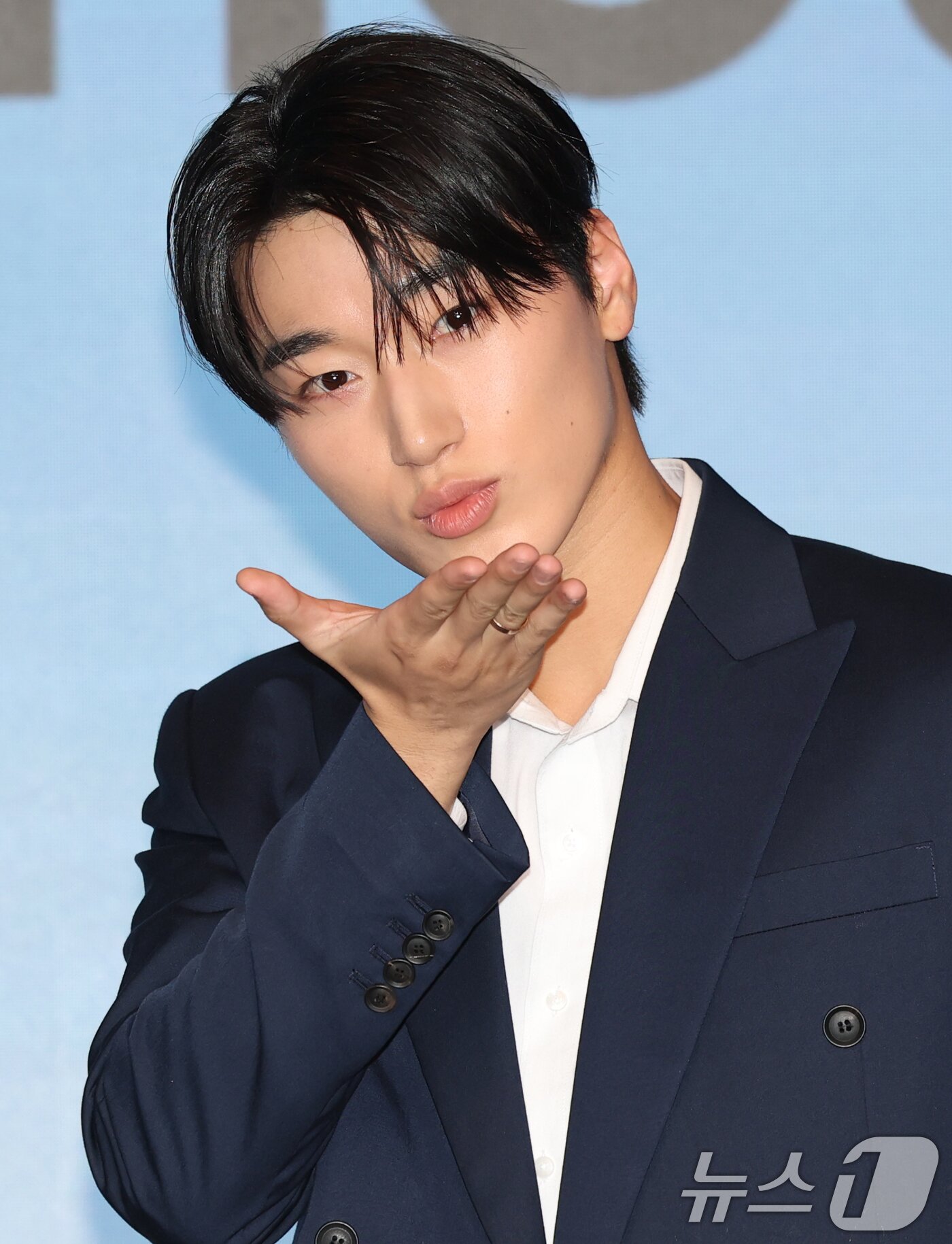 본문 이미지 - 그룹 에이티즈(ATEEZ)의 산이 12일 서울 마포구 호텔나루 서울 엠갤러리에서 가진 미니 12집 '골든 아워 : 파트 3'(GOLDEN HOUR : Part.3) 발매 기자간담회에서 포즈를 취하고 있다. 2025.6.12/뉴스1 ⓒ News1 권현진 기자