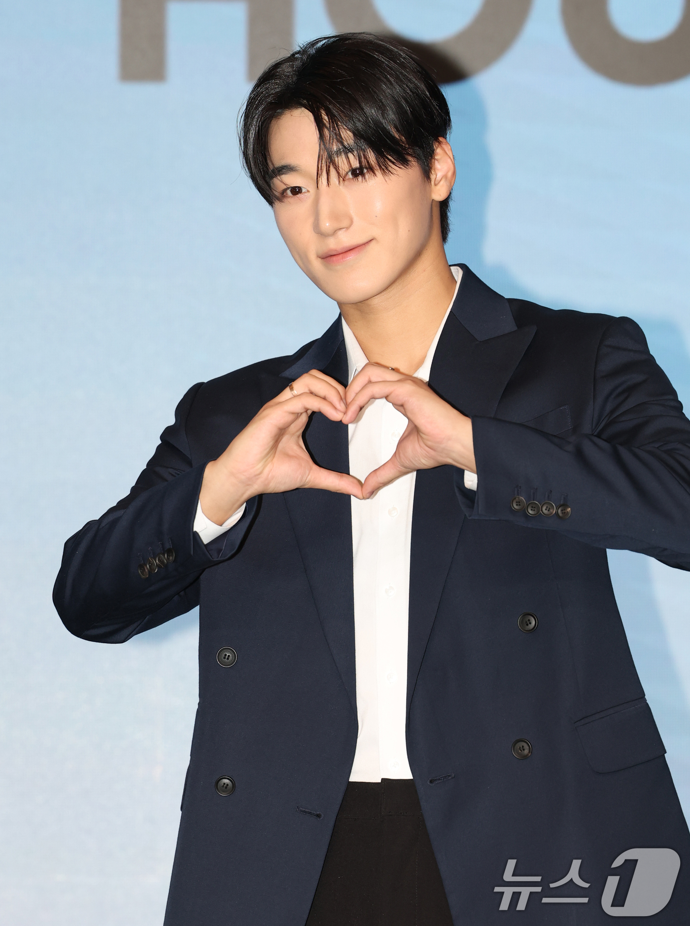 (서울=뉴스1) 권현진 기자 = 그룹 에이티즈(ATEEZ)의 산이 12일 서울 마포구 호텔나루 서울 엠갤러리에서 가진 미니 12집 '골든 아워 : 파트 3'(GOLDEN HOUR …