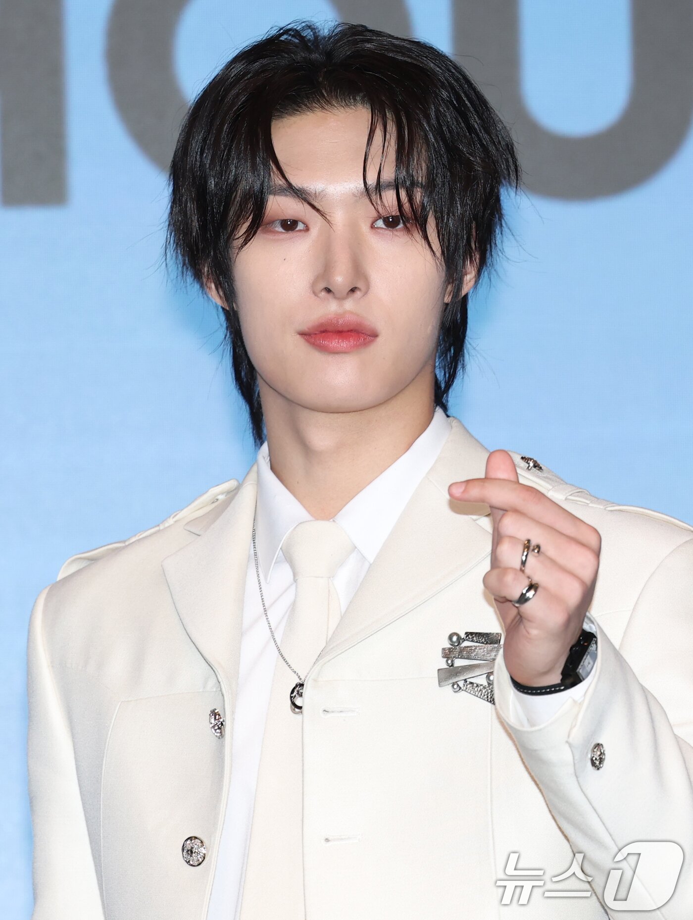 본문 이미지 - 그룹 에이티즈(ATEEZ)의 민기가 12일 서울 마포구 호텔나루 서울 엠갤러리에서 가진 미니 12집 '골든 아워 : 파트 3'(GOLDEN HOUR : Part.3) 발매 기자간담회에서 포즈를 취하고 있다. 2025.6.12/뉴스1 ⓒ News1 권현진 기자