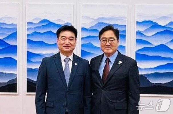 본문 이미지 - 최혁진 더불어민주당 국회의원&#40;비례&#41;이 최근 국회에서 비례대표 의원 승계 후 우원식 국회의장을 만난 모습. &#40;최혁진 더불어민주당 국회의원 페이스북 갈무리. 재판매 및 DB금지&#41; 2025.6.12/뉴스1