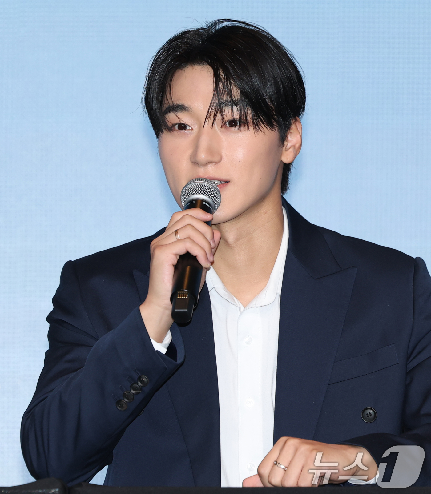 (서울=뉴스1) 권현진 기자 = 그룹 에이티즈(ATEEZ)의 산이 12일 서울 마포구 호텔나루 서울 엠갤러리에서 가진 미니 12집 '골든 아워 : 파트 3'(GOLDEN HOUR …