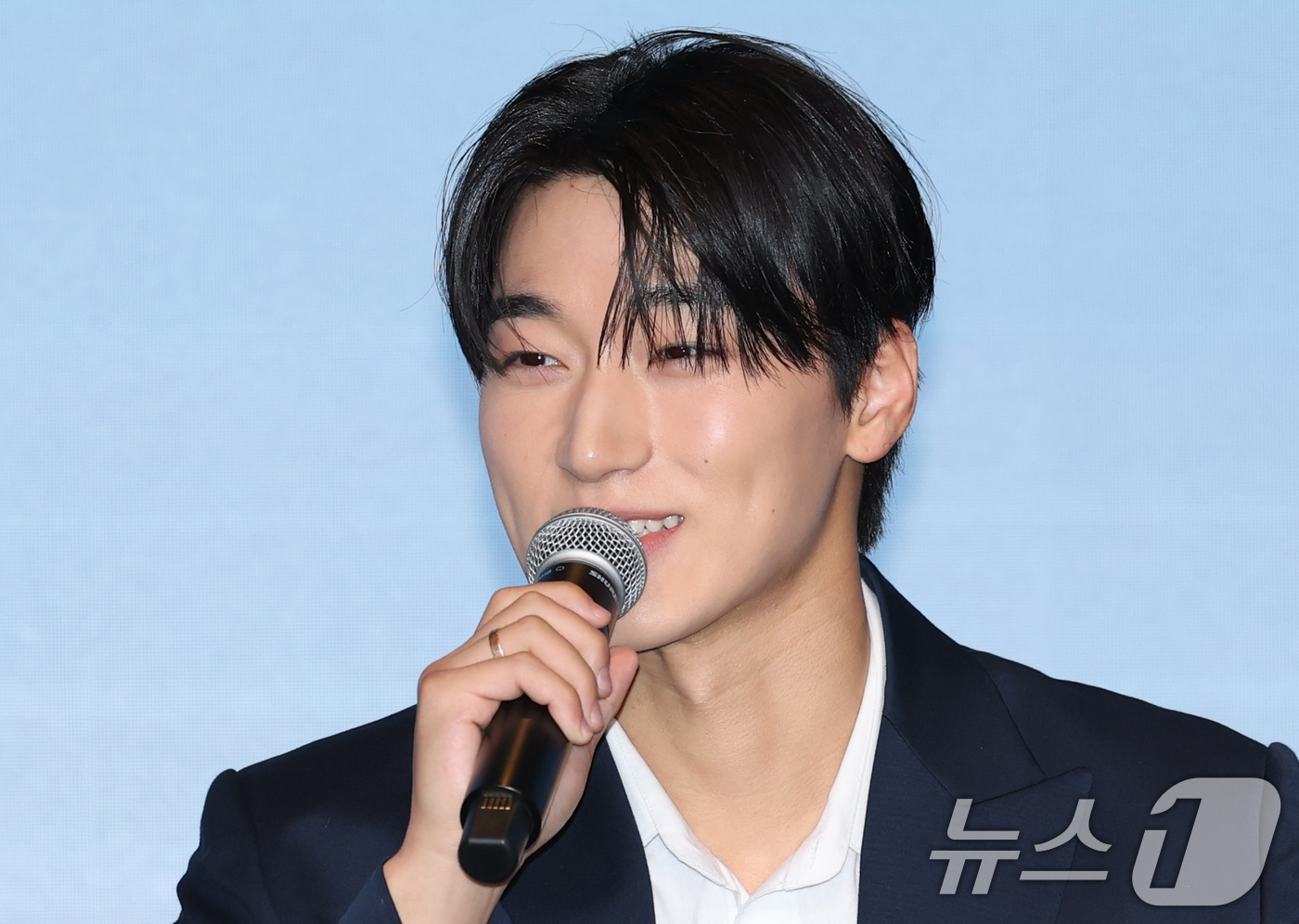 (서울=뉴스1) 권현진 기자 = 그룹 에이티즈(ATEEZ)의 산이 12일 서울 마포구 호텔나루 서울 엠갤러리에서 가진 미니 12집 '골든 아워 : 파트 3'(GOLDEN HOUR …