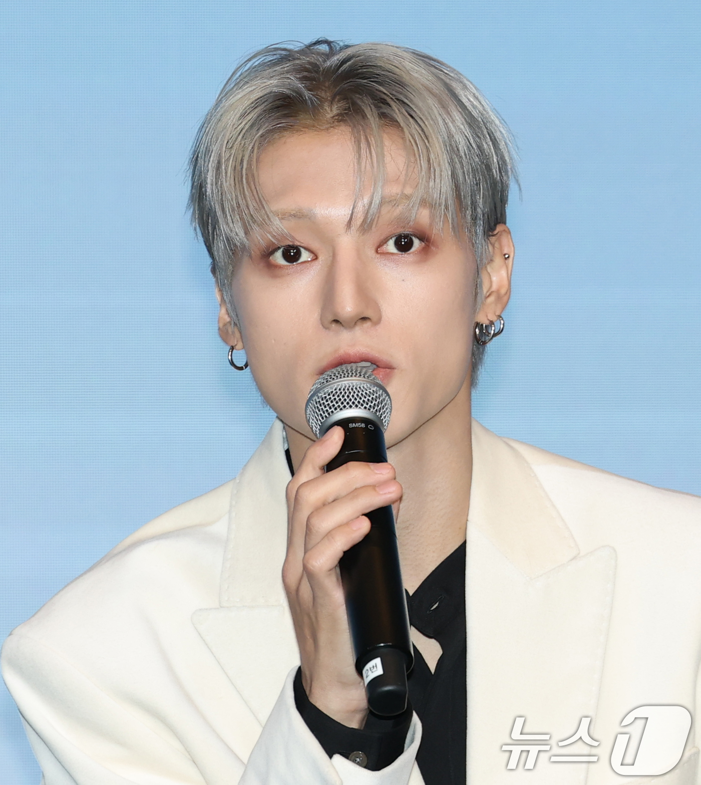 (서울=뉴스1) 권현진 기자 = 그룹 에이티즈(ATEEZ)의 우영이 12일 서울 마포구 호텔나루 서울 엠갤러리에서 가진 미니 12집 '골든 아워 : 파트 3'(GOLDEN HOUR …