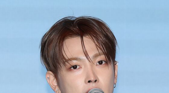 인사말 하는 에이티즈 홍중