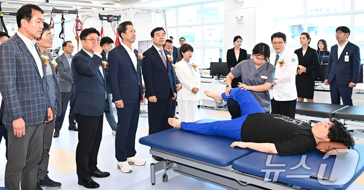 (구미=뉴스1) 정우용 기자 = 12일 열린 근로복지공단 구미의원 개소식에서 김장호 구미시장과 내빈들이 구미의원 내부 시설을 둘러보고 있다. (구미시 제공 재판매 및 DB금지) 2 …