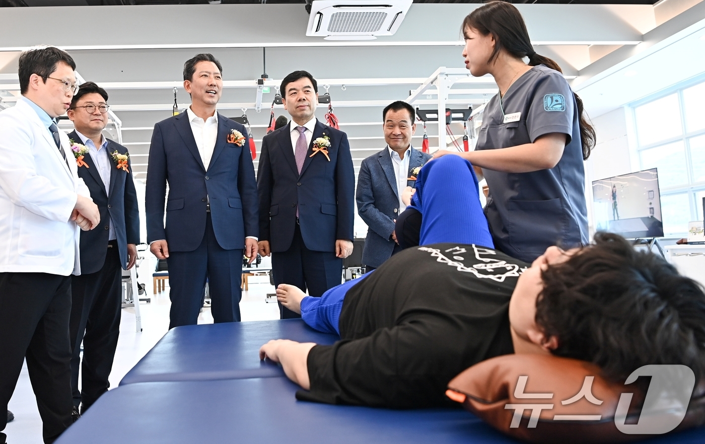 (구미=뉴스1) 정우용 기자 = 12일 열린 근로복지공단 구미의원 개소식에서 김장호 구미시장과 내빈들이 구미의원 내부 시설을 둘러보고 있다. (구미시 제공 재판매 및 DB금지) 2 …