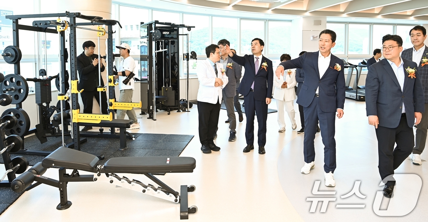 (구미=뉴스1) 정우용 기자 = 12일 열린 근로복지공단 구미의원 개소식에서 김장호 구미시장과 내빈들이 구미의원 내부 시설을 둘러보고 있다. (구미시 제공 재판매 및 DB금지) 2 …