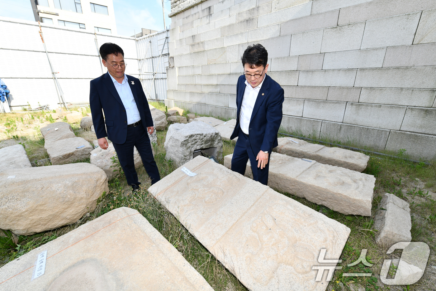 (서울=뉴스1) = 최응천 국가유산청장(오른쪽)이 12일 오후 경북 경주시 경주읍성 성벽 복원정비 현장을 찾아 복원정비 과정에서 확인된 석탑 부재를 살펴보고 있다. (국가유산청 제 …