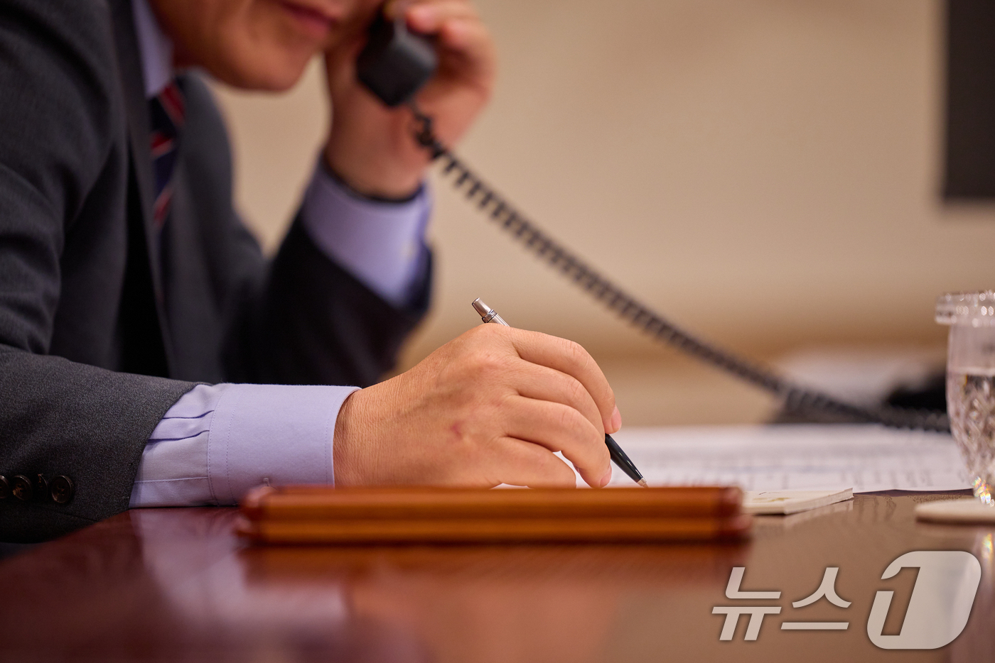 (서울=뉴스1) 허경 기자 = 이재명 대통령이 12일 서울 용산구 대통령실 청사 집무실에서 앤소니 알바니지 호주 총리와 전화 통화를 하고 있다.(대통령실 제공. 재판매 및 DB 금 …