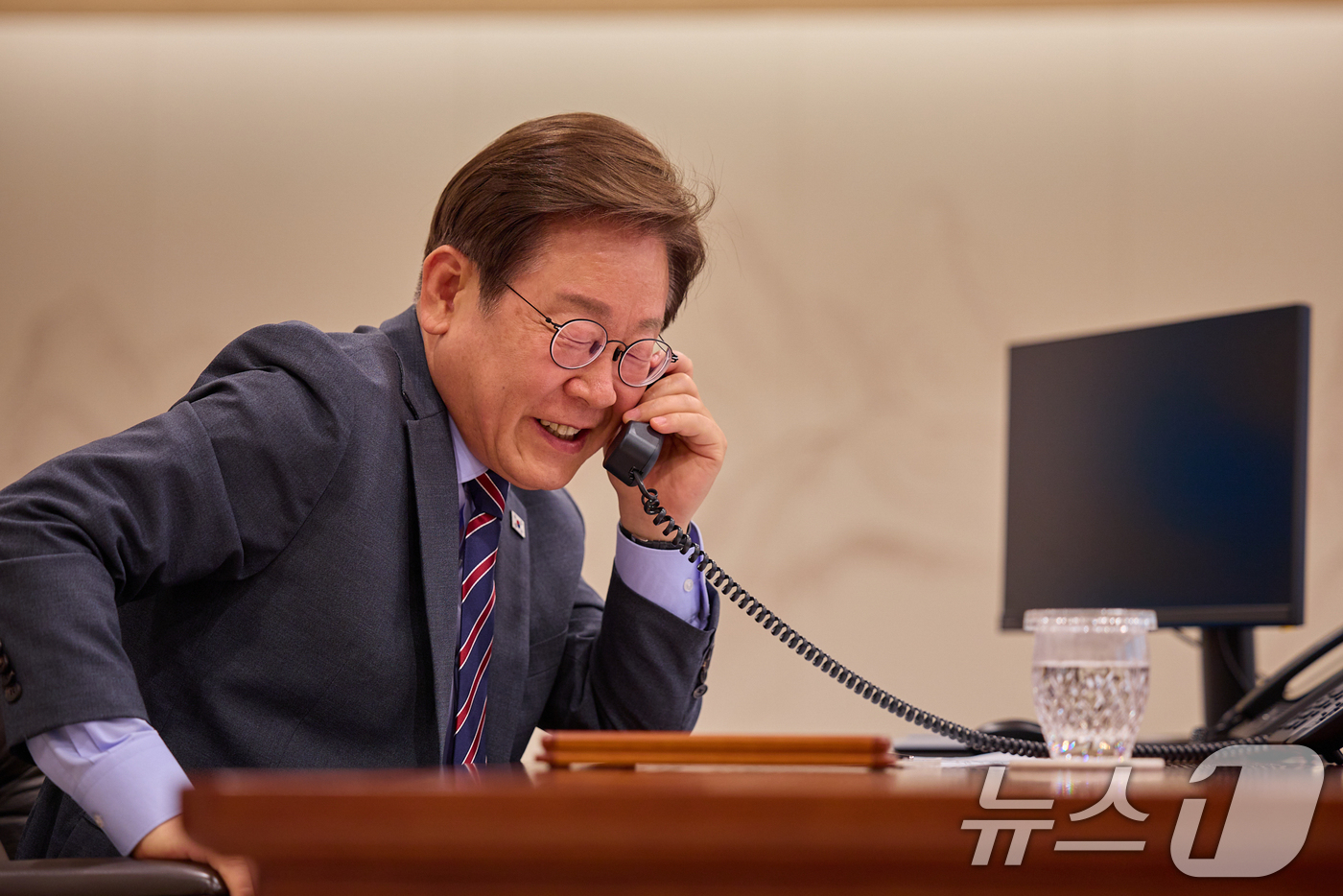 (서울=뉴스1) 허경 기자 = 이재명 대통령이 12일 서울 용산구 대통령실 청사 집무실에서 앤소니 알바니지 호주 총리와 전화 통화를 하고 있다.(대통령실 제공. 재판매 및 DB 금 …