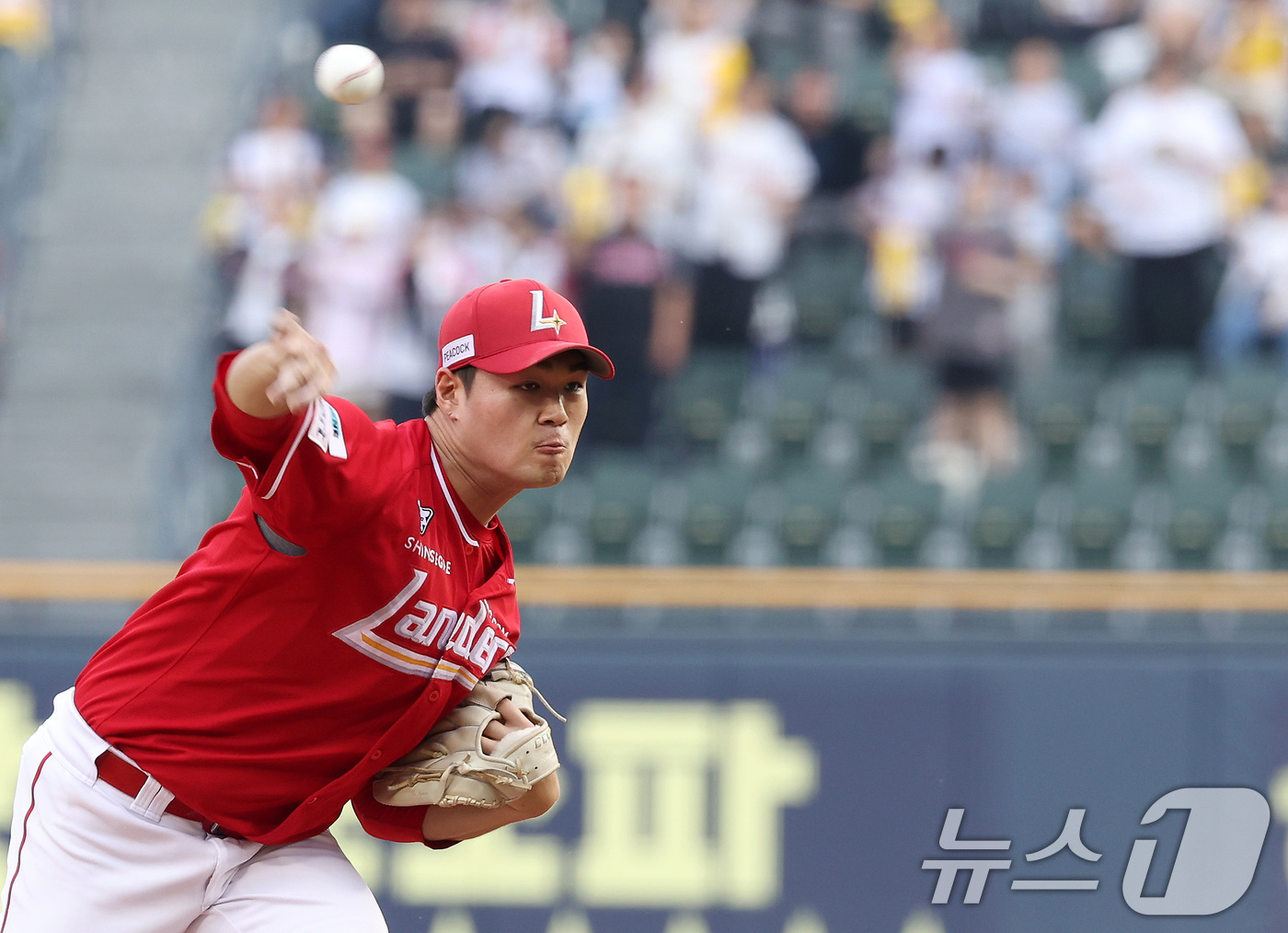 (서울=뉴스1) 이동해 기자 = 12일 오후 서울 송파구 잠실야구장에서 열린 프로야구 '2025 신한 SOL뱅크 KBO 리그' SSG 랜더스와 LG 트윈스의 경기, 1회말 SSG …