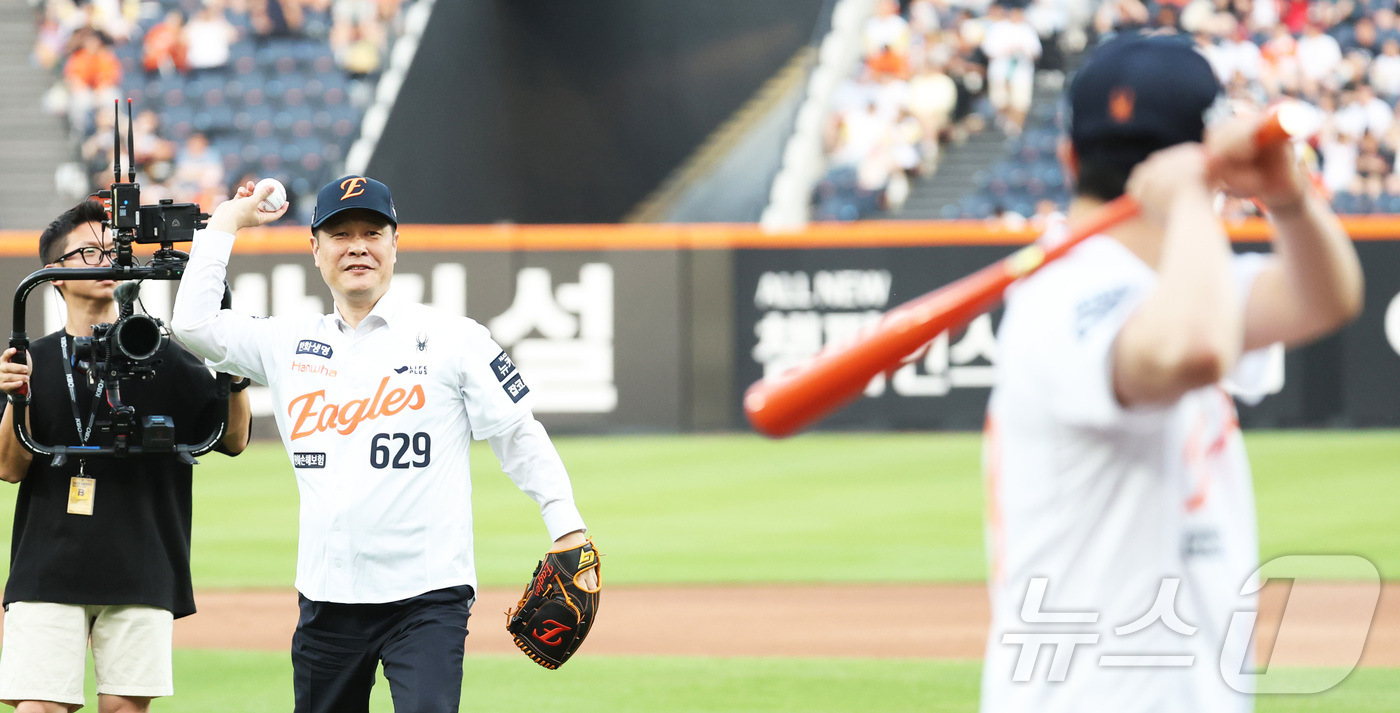 (대전=뉴스1) 김기남 기자 = 12일 대전 한화생명볼파크에서 열린 '2025 신한 SOL 뱅크 KBO리그' 한화이글스 대 두산베어스 경기에 앞서 제2연평해전 승전의 주역인 국가보 …