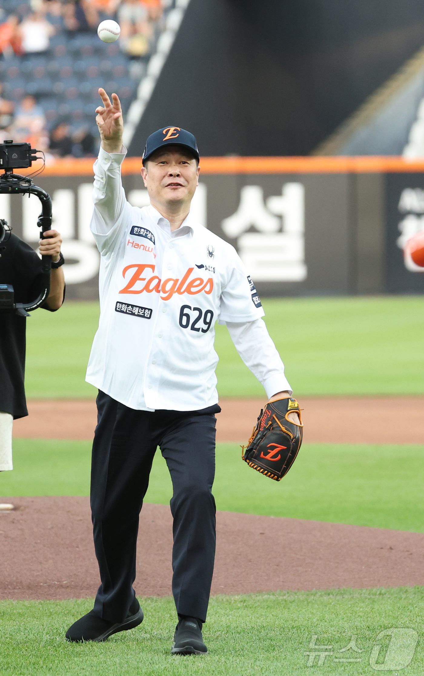 (대전=뉴스1) 김기남 기자 = 12일 대전 한화생명볼파크에서 열린 '2025 신한 SOL 뱅크 KBO리그' 한화이글스 대 두산베어스 경기에 앞서 제2연평해전 승전의 주역인 국가보 …