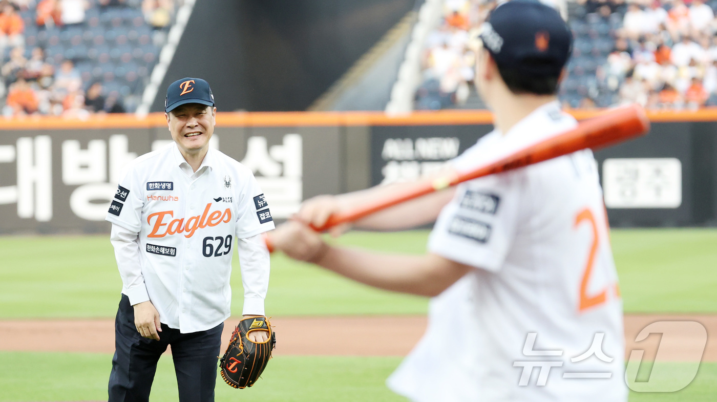 (대전=뉴스1) 김기남 기자 = 12일 대전 한화생명볼파크에서 열린 '2025 신한 SOL 뱅크 KBO리그' 한화이글스 대 두산베어스 경기에 앞서 제2연평해전 승전의 주역인 국가보 …