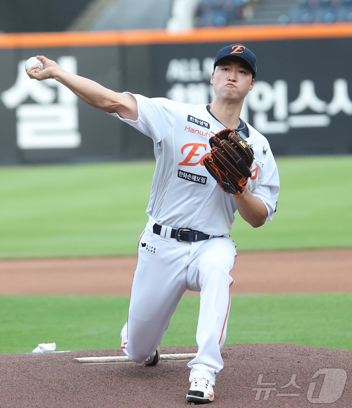 본문 이미지 - 12일 대전 한화생명볼파크에서 열린 '2025 신한 SOL 뱅크 KBO리그' 한화이글스 대 두산베어스 경기에서 한화 선발 엄상백이 투구하고 있다. 2025.6.12/뉴스1 ⓒ News1 김기남 기자