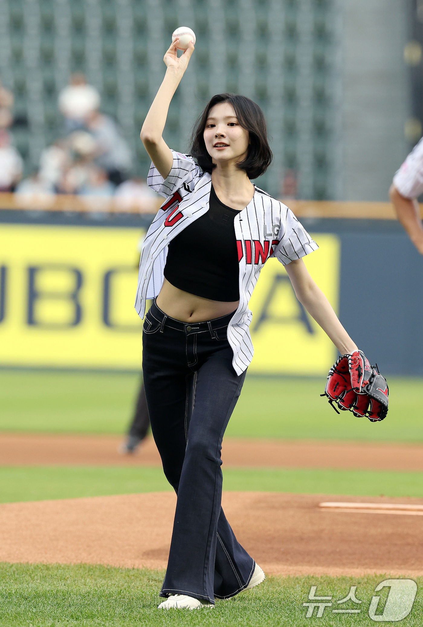 (서울=뉴스1) 이동해 기자 = 12일 오후 서울 송파구 잠실야구장에서 열린 프로야구 '2025 신한 SOL뱅크 KBO 리그' SSG 랜더스와 LG 트윈스의 경기를 앞두고 걸그룹 …