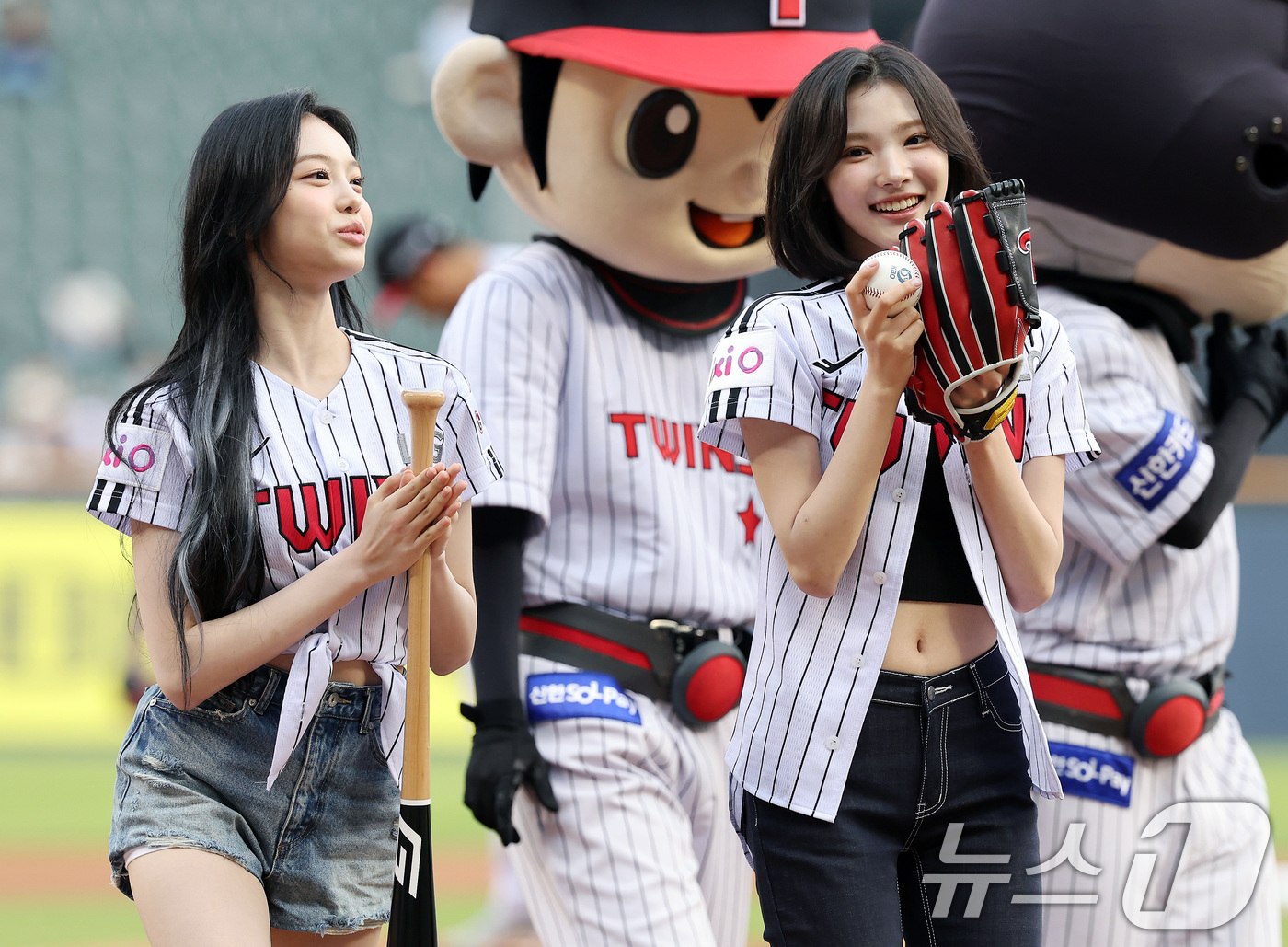 (서울=뉴스1) 이동해 기자 = 12일 오후 서울 송파구 잠실야구장에서 열린 프로야구 '2025 신한 SOL뱅크 KBO 리그' SSG 랜더스와 LG 트윈스의 경기를 앞두고 걸그룹 …