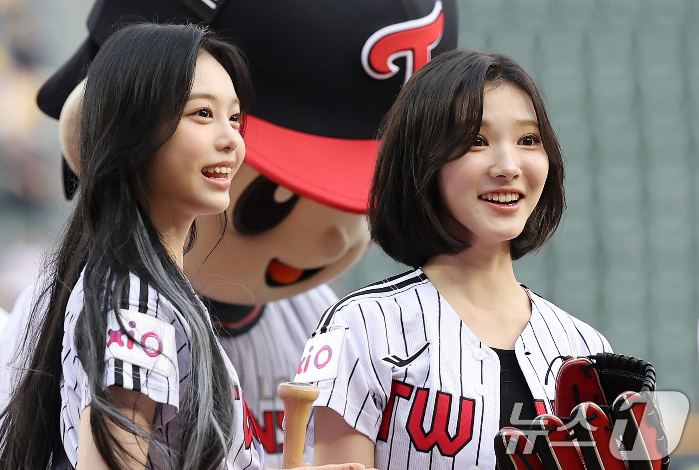 (서울=뉴스1) 이동해 기자 = 12일 오후 서울 송파구 잠실야구장에서 열린 프로야구 '2025 신한 SOL뱅크 KBO 리그' SSG 랜더스와 LG 트윈스의 경기를 앞두고 걸그룹 …