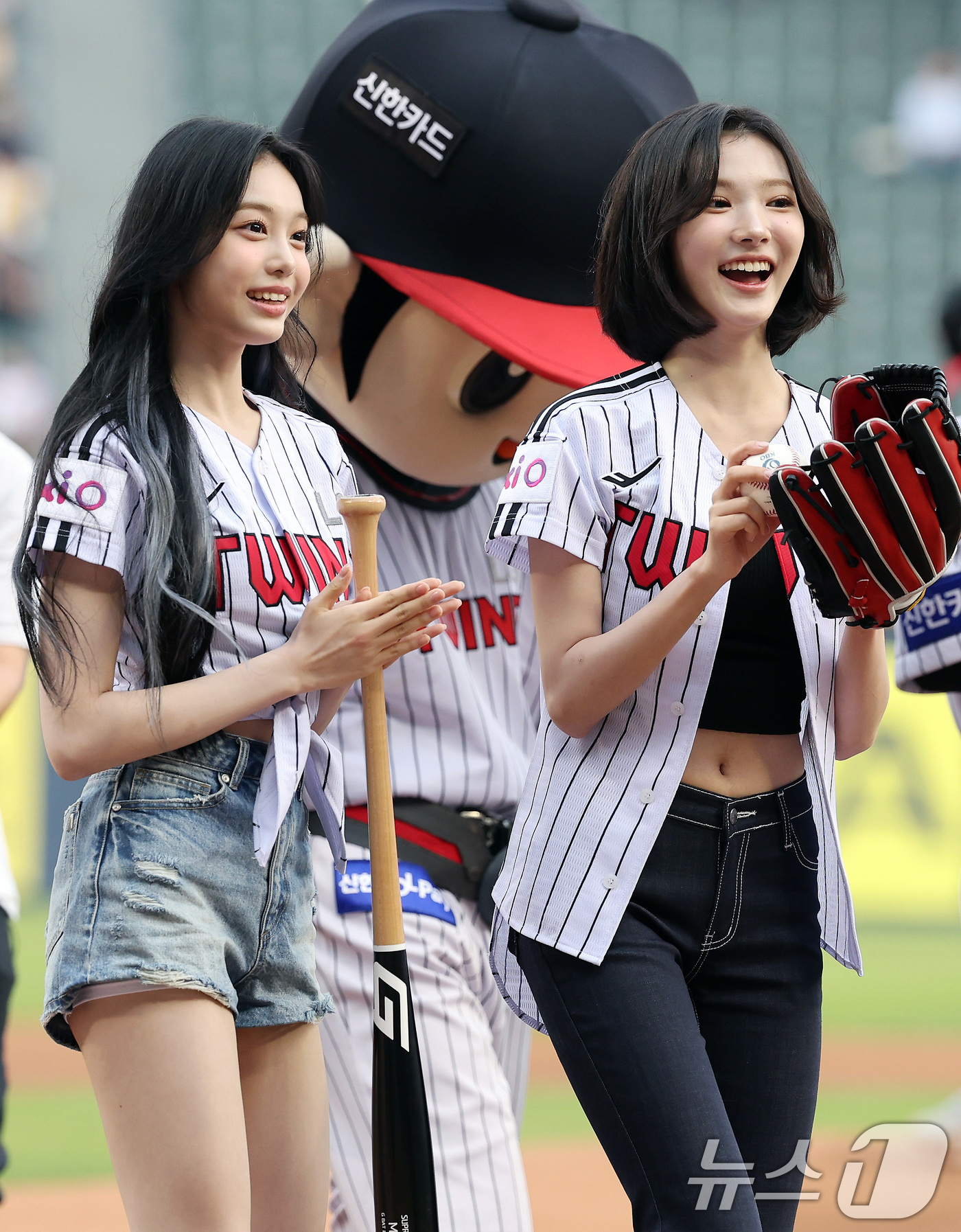 (서울=뉴스1) 이동해 기자 = 12일 오후 서울 송파구 잠실야구장에서 열린 프로야구 '2025 신한 SOL뱅크 KBO 리그' SSG 랜더스와 LG 트윈스의 경기를 앞두고 걸그룹 …