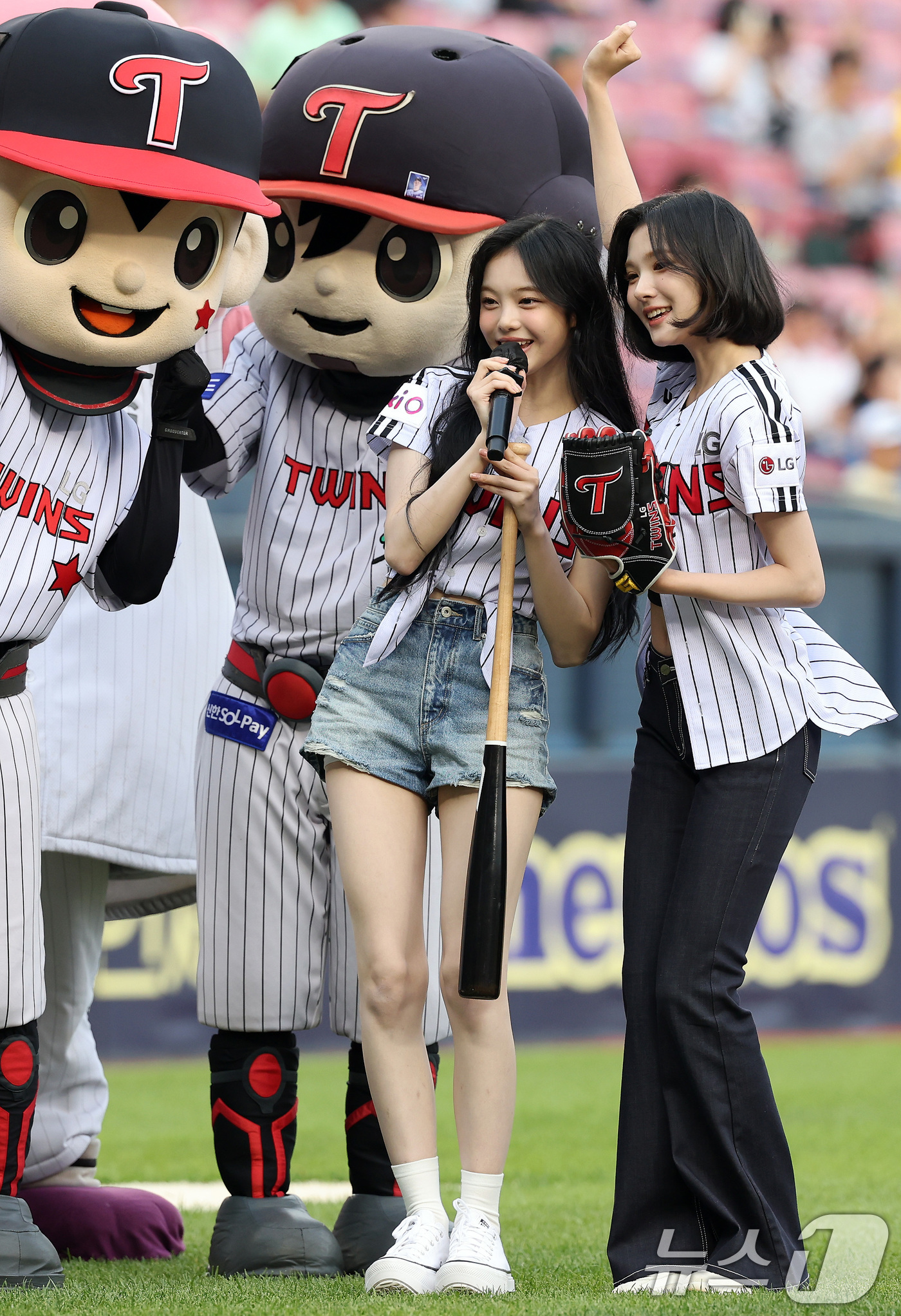(서울=뉴스1) 이동해 기자 = 12일 오후 서울 송파구 잠실야구장에서 열린 프로야구 '2025 신한 SOL뱅크 KBO 리그' SSG 랜더스와 LG 트윈스의 경기에서 걸그룹 하츠투 …