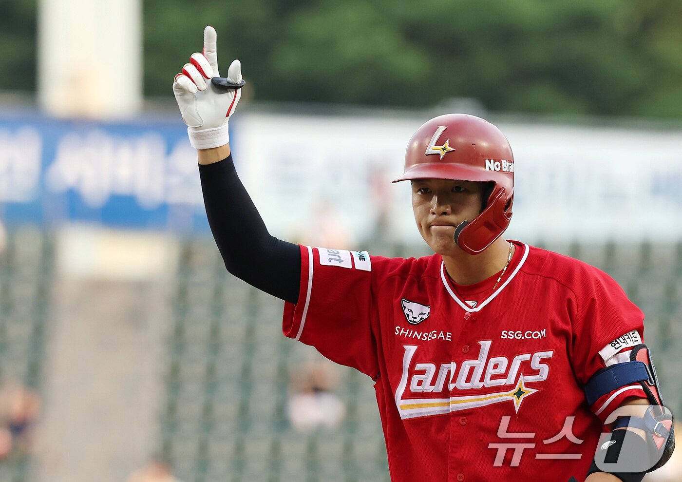 본문 이미지 - 12일 오후 서울 송파구 잠실야구장에서 열린 프로야구 &#39;2025 신한 SOL뱅크 KBO 리그&#39; SSG 랜더스와 LG 트윈스의 경기, 2회초 1사 만루 상황 SSG 조형우가 2타점 역전 적시타를 때려낸 뒤 세리머니를 하고 있다. 2025.6.12/뉴스1 ⓒ News1 이동해 기자