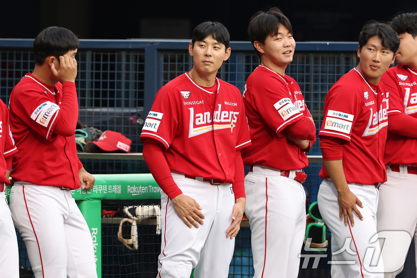 (서울=뉴스1) 이동해 기자 = 12일 오후 서울 송파구 잠실야구장에서 열린 프로야구 '2025 신한 SOL뱅크 KBO 리그' SSG 랜더스와 LG 트윈스의 경기, NC에서 SSG …