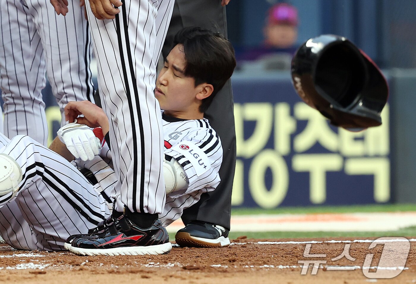본문 이미지 - 12일 오후 서울 송파구 잠실야구장에서 열린 프로야구 &#39;2025 신한 SOL뱅크 KBO 리그&#39; SSG 랜더스와 LG 트윈스의 경기, 2회말 LG 선두타자 구본혁이 SSG 선발투수 전영준의 투구에 몸에 맞은 뒤 그라운드에 누워 헬멧을 내던지고 있다. 2025.6.12/뉴스1 ⓒ News1 이동해 기자