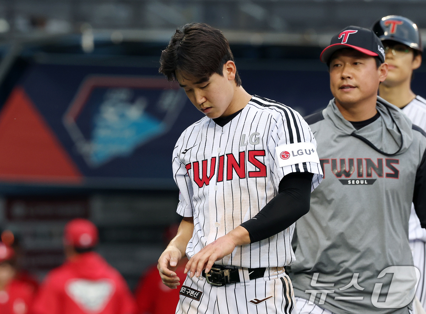 (서울=뉴스1) 이동해 기자 = 12일 오후 서울 송파구 잠실야구장에서 열린 프로야구 '2025 신한 SOL뱅크 KBO 리그' SSG 랜더스와 LG 트윈스의 경기, 2회말 LG 선 …