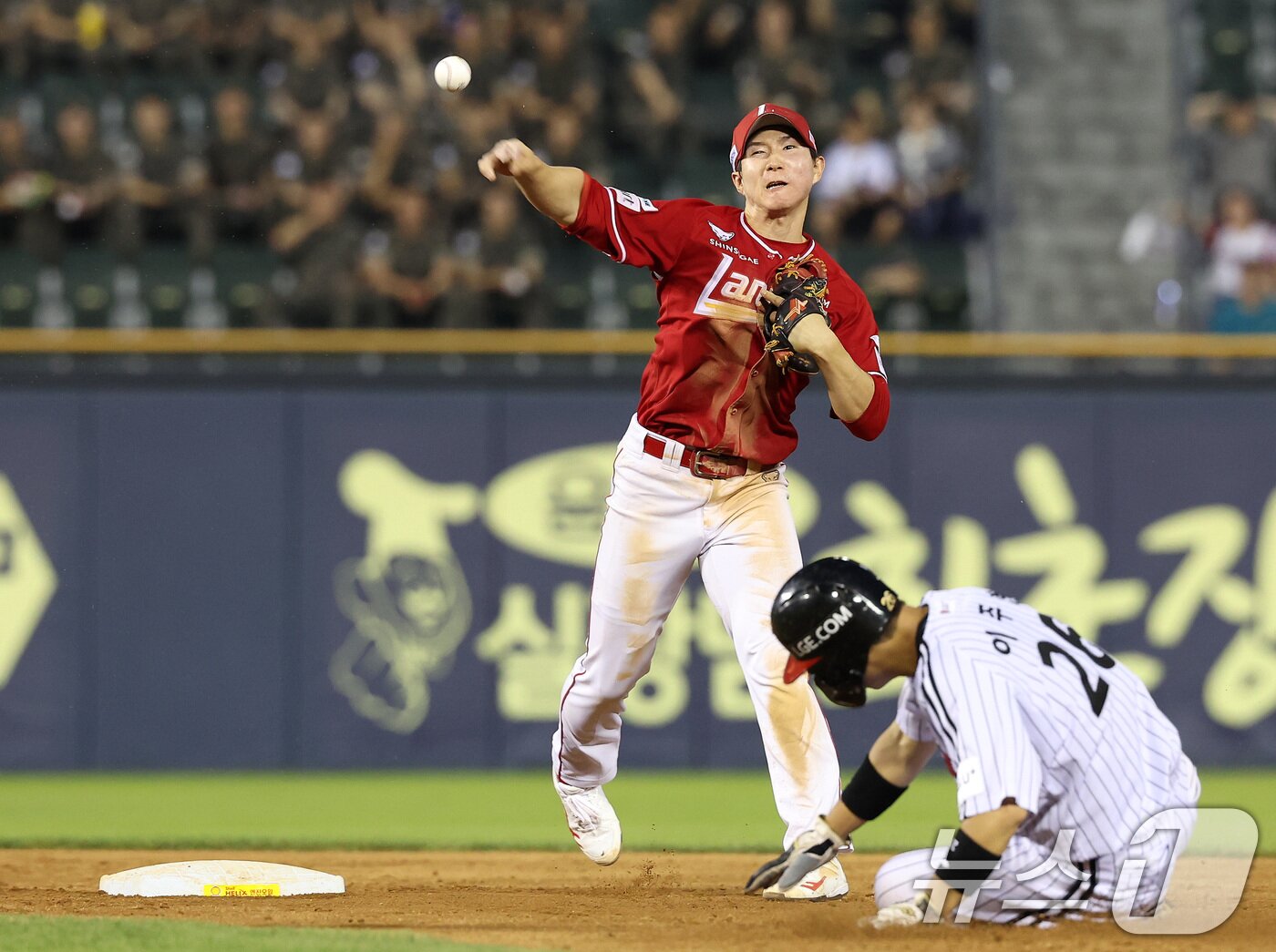 본문 이미지 - 12일 오후 서울 송파구 잠실야구장에서 열린 프로야구 '2025 신한 SOL뱅크 KBO 리그' SSG 랜더스와 LG 트윈스의 경기, 4회말 무사 만루 LG 이영빈의 내야땅볼 때 타구를 잡은 SSG 2루수 정준재가 병살아웃 만들어내고 있다. 그 사이 3루에 있던 송찬의 득점 성공. 2025.6.12 ⓒ 뉴스1 이동해 기자