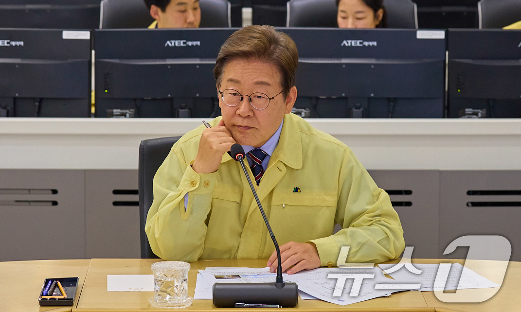 (서울=뉴스1) 박지혜 기자 = 이재명 대통령이 12일 서울 서초구 한강홍수통제소에서 열린 장마철 수해 대비 현장 점검 회의에서 생각에 잠겨 있다. (이재명 대통령 SNS. 재판매 …