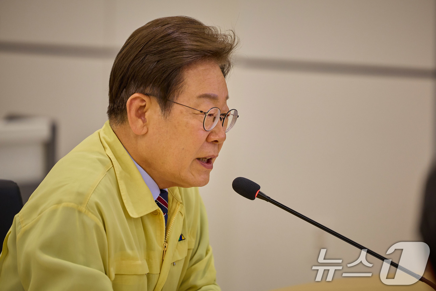 (서울=뉴스1) 박지혜 기자 = 이재명 대통령이 12일 서울 서초구 한강홍수통제소에서 수해 대비 현장 점검 회의를 주재하고 있다. (이재명 대통령 SNS. 재판매 및 DB 금지) …