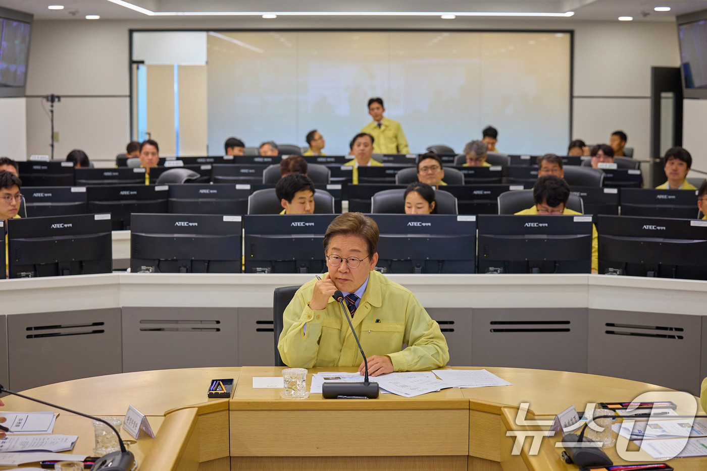 (서울=뉴스1) 박지혜 기자 = 이재명 대통령이 12일 서울 서초구 한강홍수통제소에서 장마철 수해 대비 현장 점검 회의를 주재하고 있다. (이재명 대통령 SNS. 재판매 및 DB …
