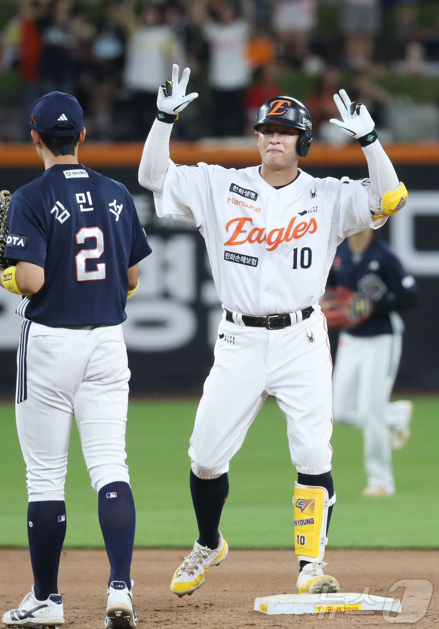 (대전=뉴스1) 김기남 기자 = 12일 대전 한화생명볼파크에서 열린 '2025 신한 SOL 뱅크 KBO리그' 한화이글스 대 두산베어스 경기에서  한화  7회 이진영이 무사 2루타를 …